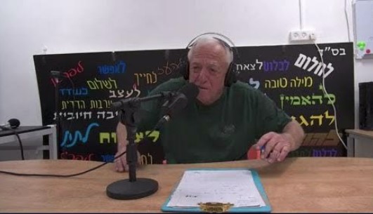 ניסים בן דוד באולפן הרדיו, מדבר אל המיקרופון